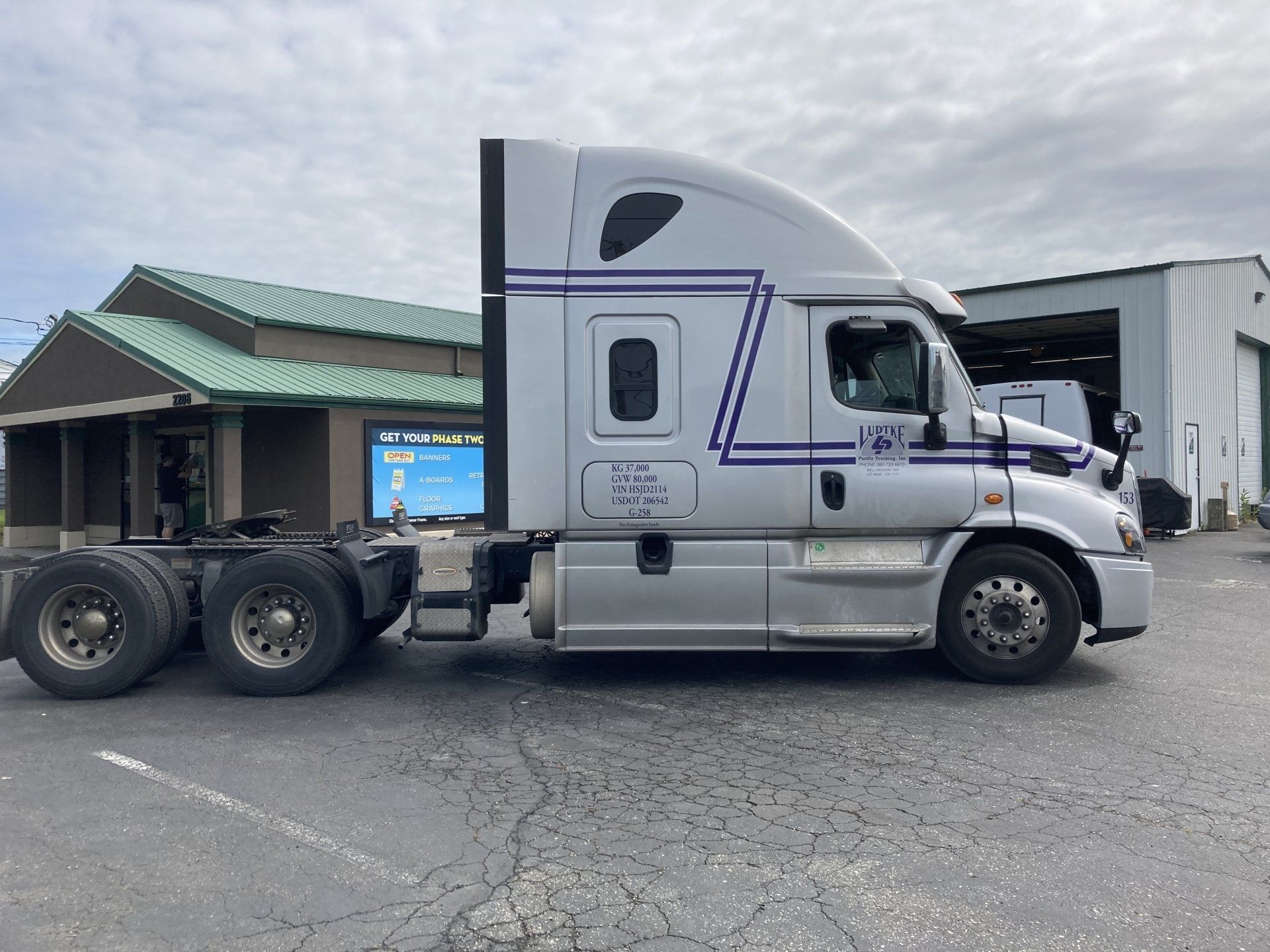 fleet vehicle vinyl graphics on a semi truck