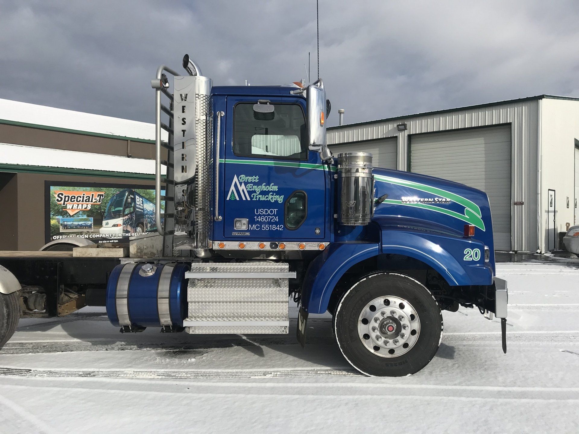 fleet vehicle vinyl graphics on a semi truck