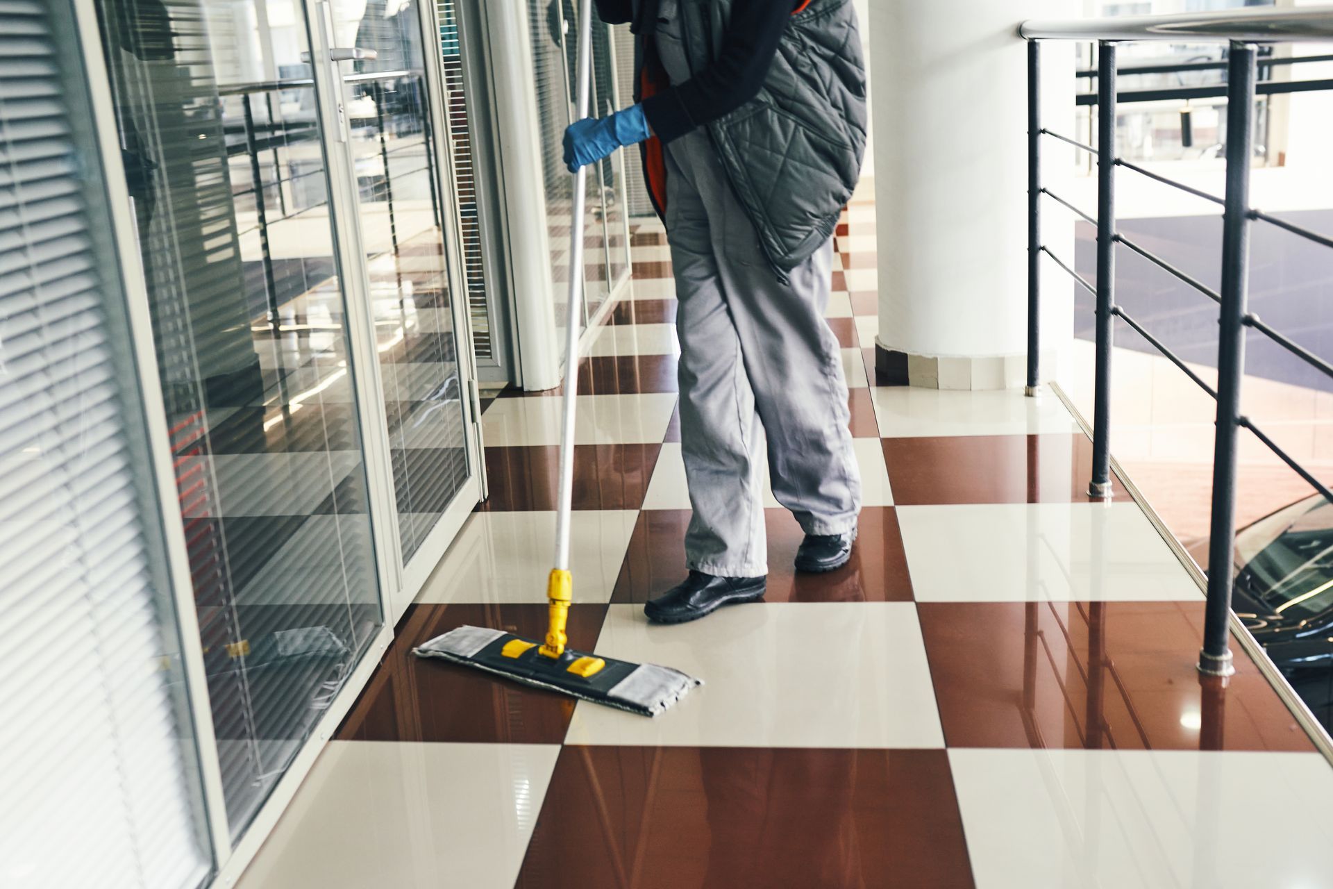 Due furgoni sono parcheggiati uno accanto all'altro in un parcheggio