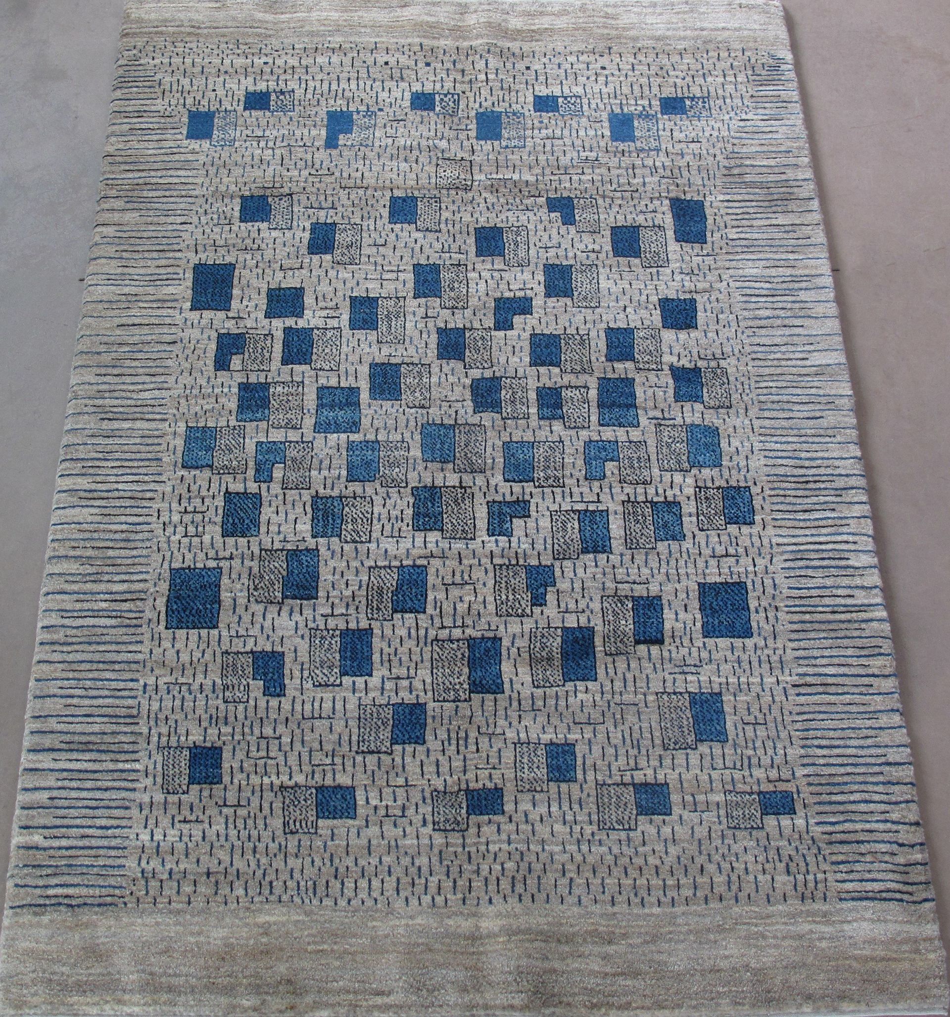 A rug with a pattern of blue squares on it