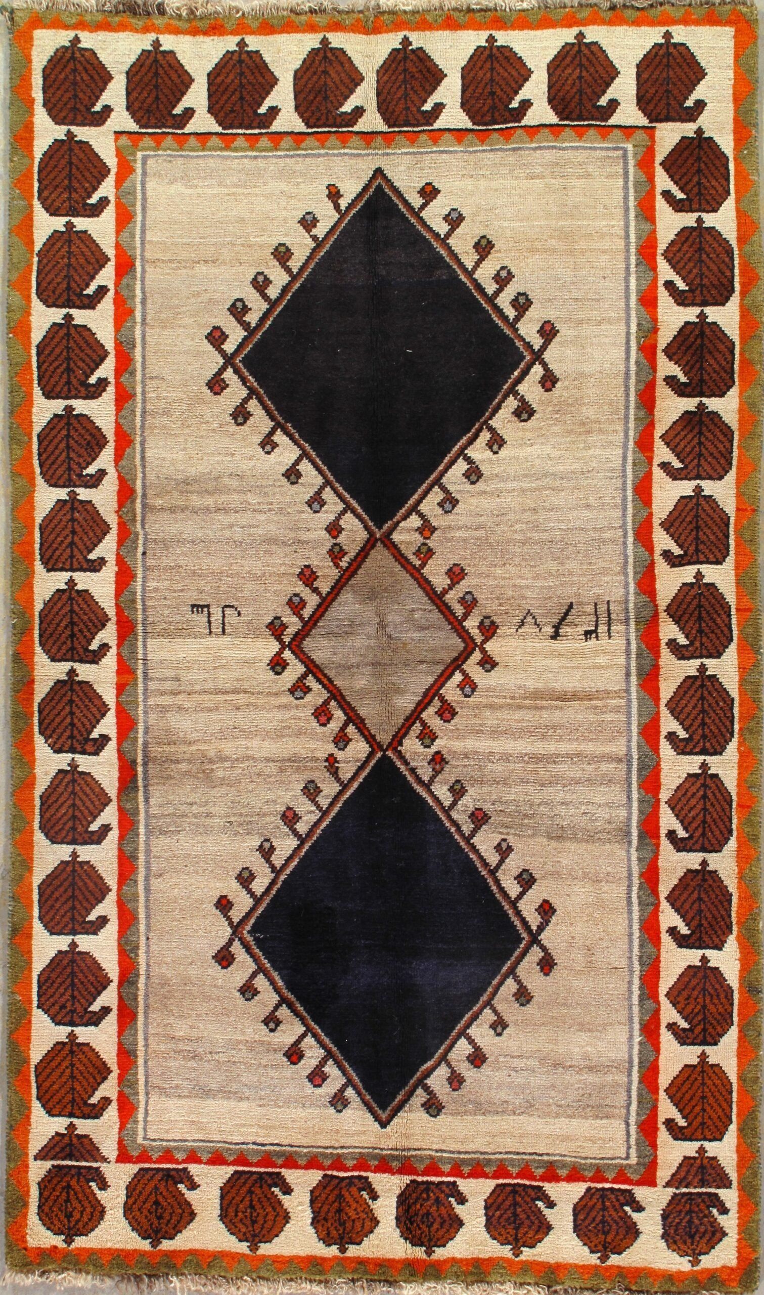 A rug with a pattern of leaves and diamonds on it