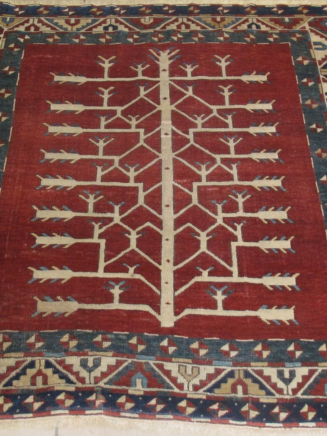 A rug with a tree and arrows on it