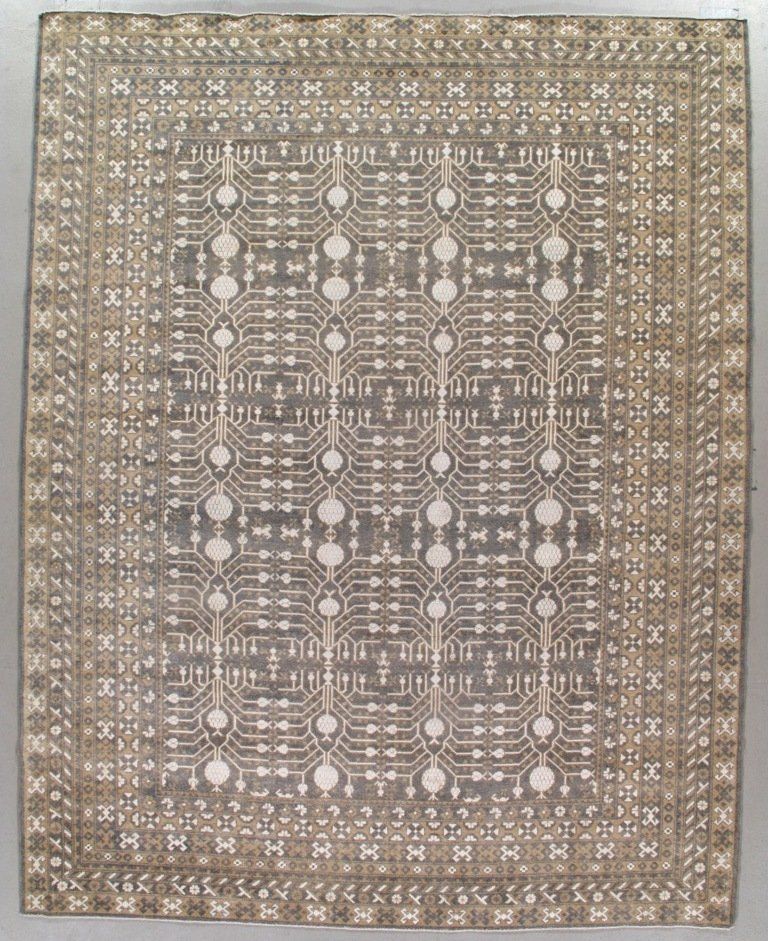 A rug with a pattern of circles and lines on it