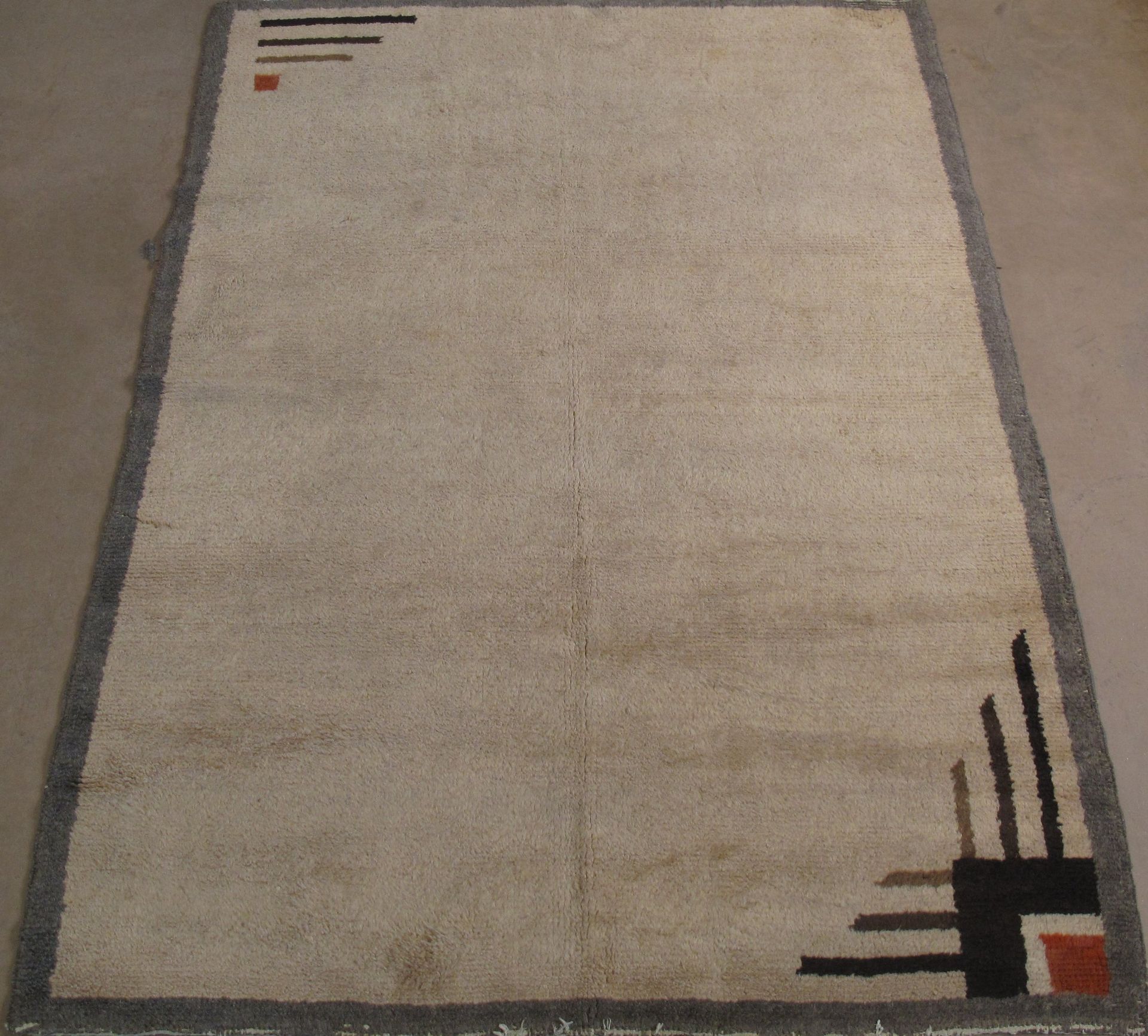 A rug with a geometric pattern on it