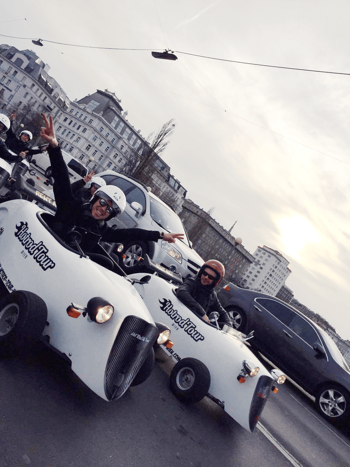 Zwei Hotrods fahren nebeneinander über die Donau