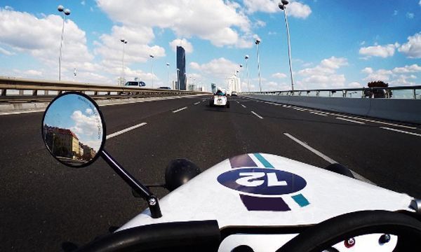 Hotrod auf Donaubrücke