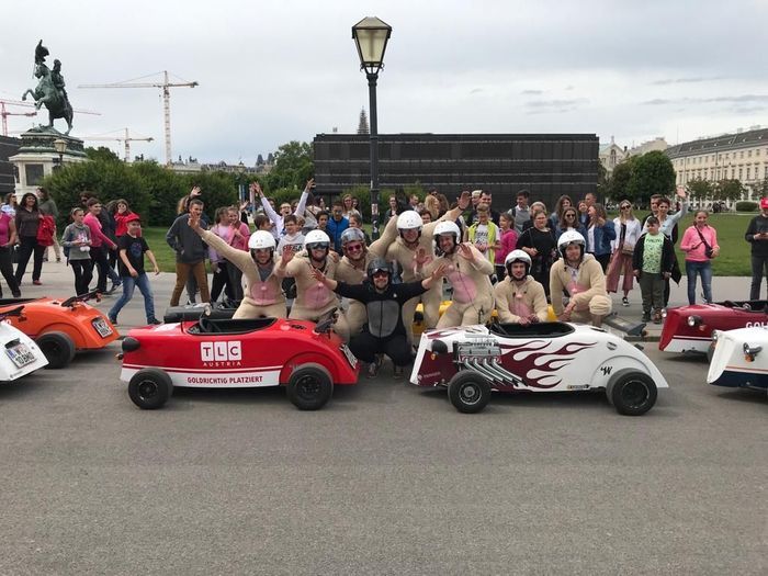 Bachelorette-Junggesellinnen feiern mit Hotrods am Heldenplatz