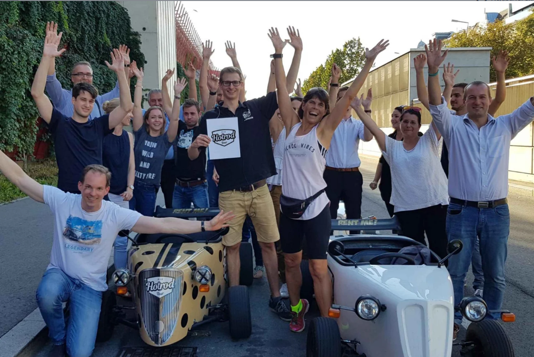 Gruppe in Hotrods startet die Tour vom Treffpunkt in der Judengasse in Wien