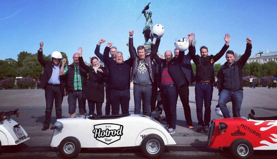 Lachende Teilnehmergruppe 