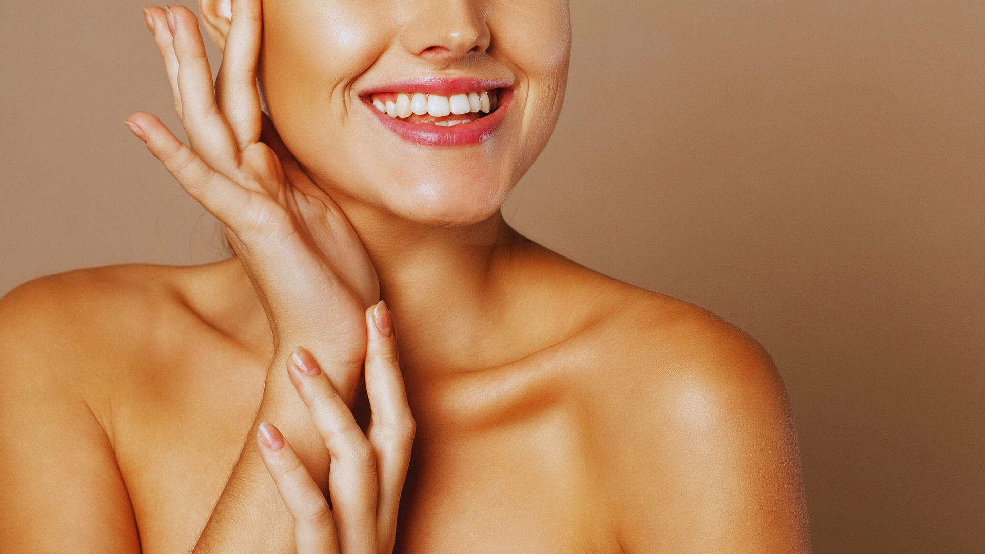 A close up of a person 's back with a scar on it.
