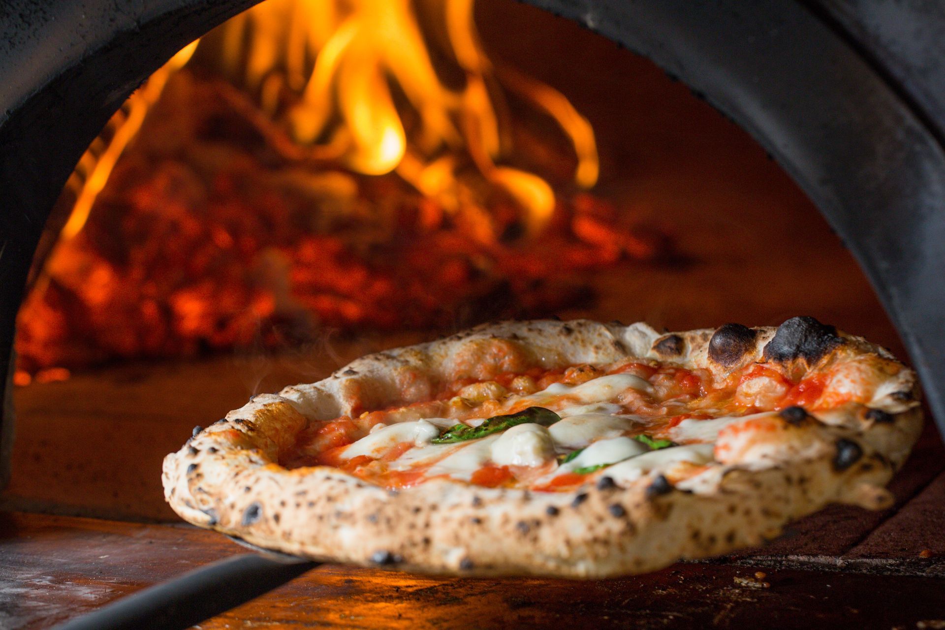 pizza cotta al forno a legna