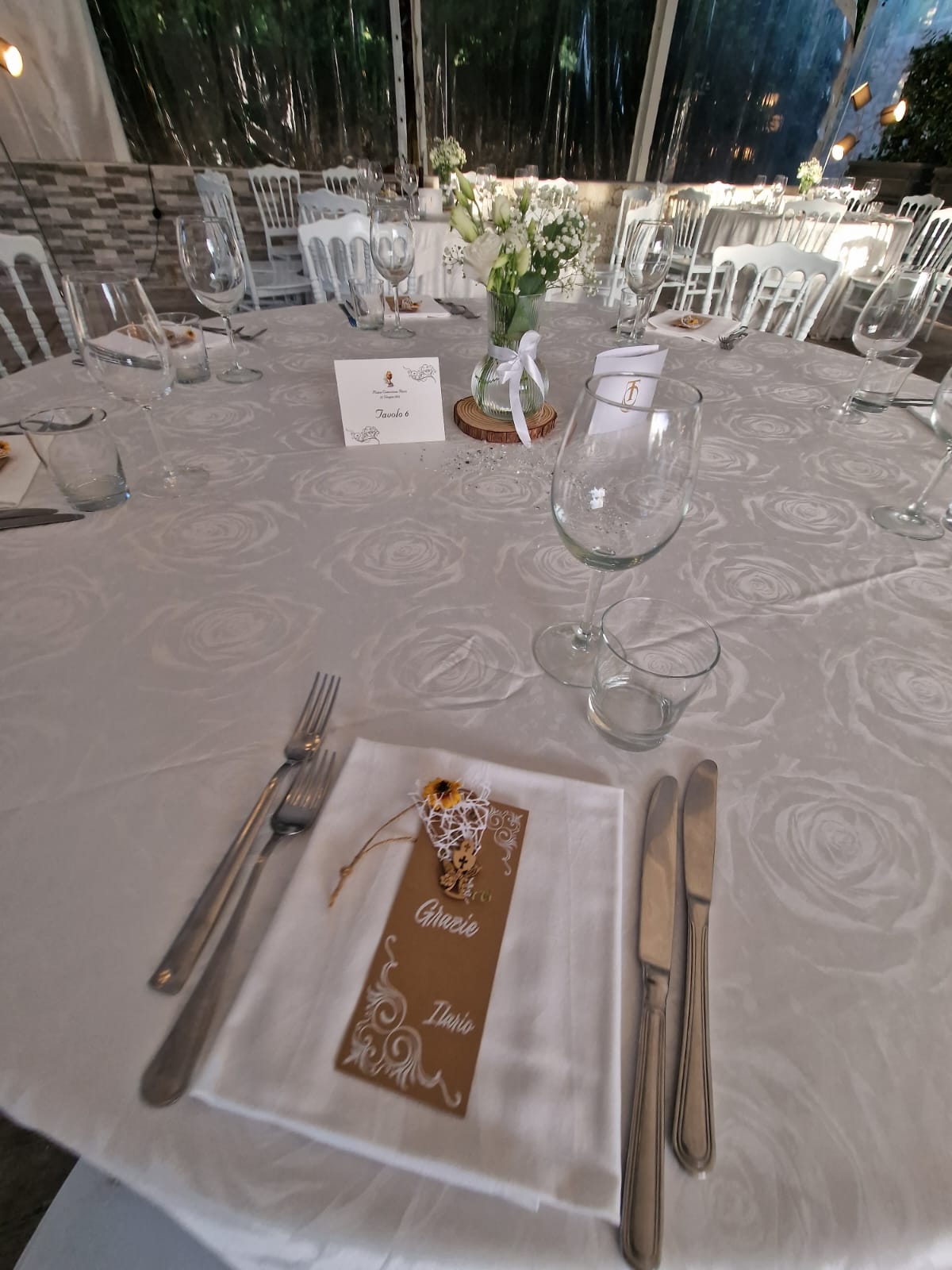 tavolo con una tovaglia bianca e posate d'argento