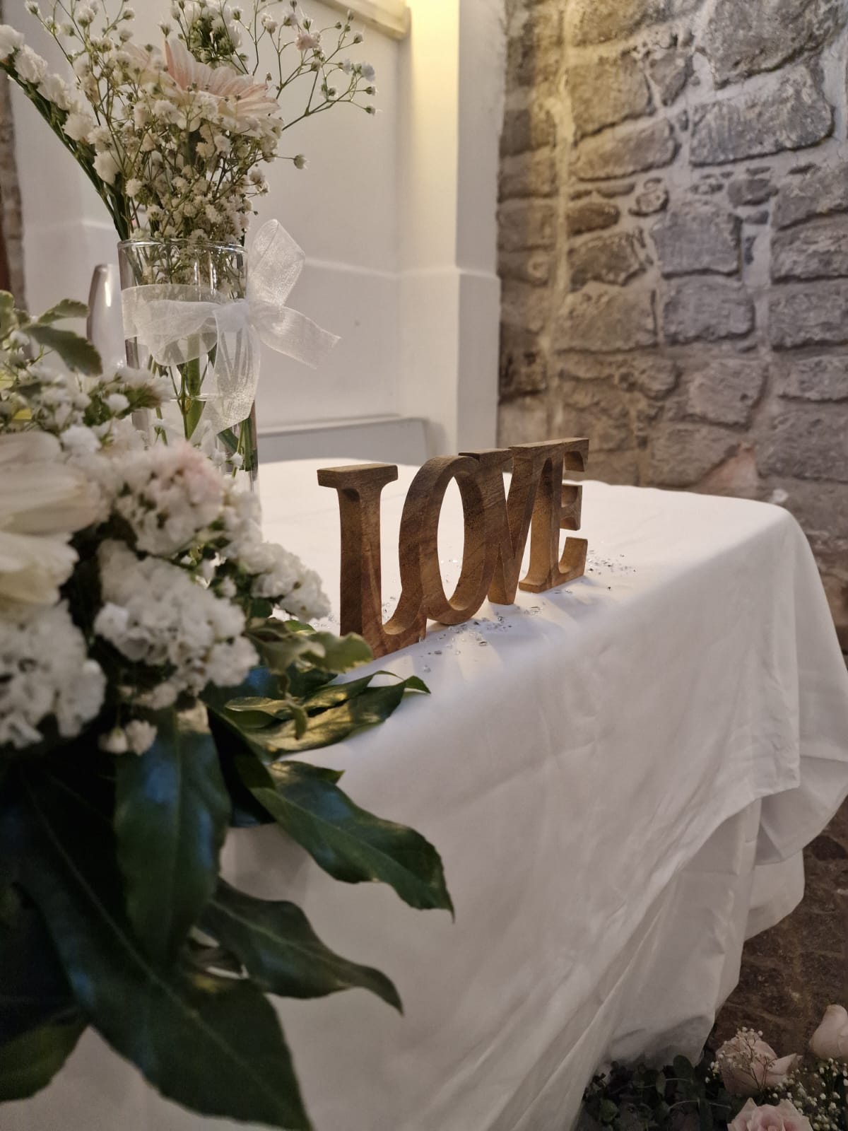 tavolo con fiori e decorazioni per un matrimonio