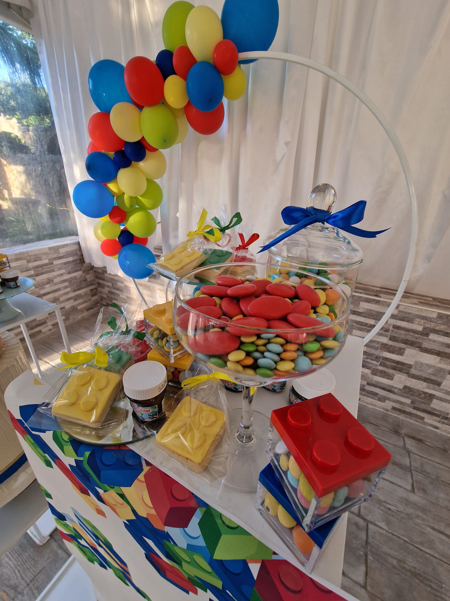 tavolo decorato con caramelle e palloncini