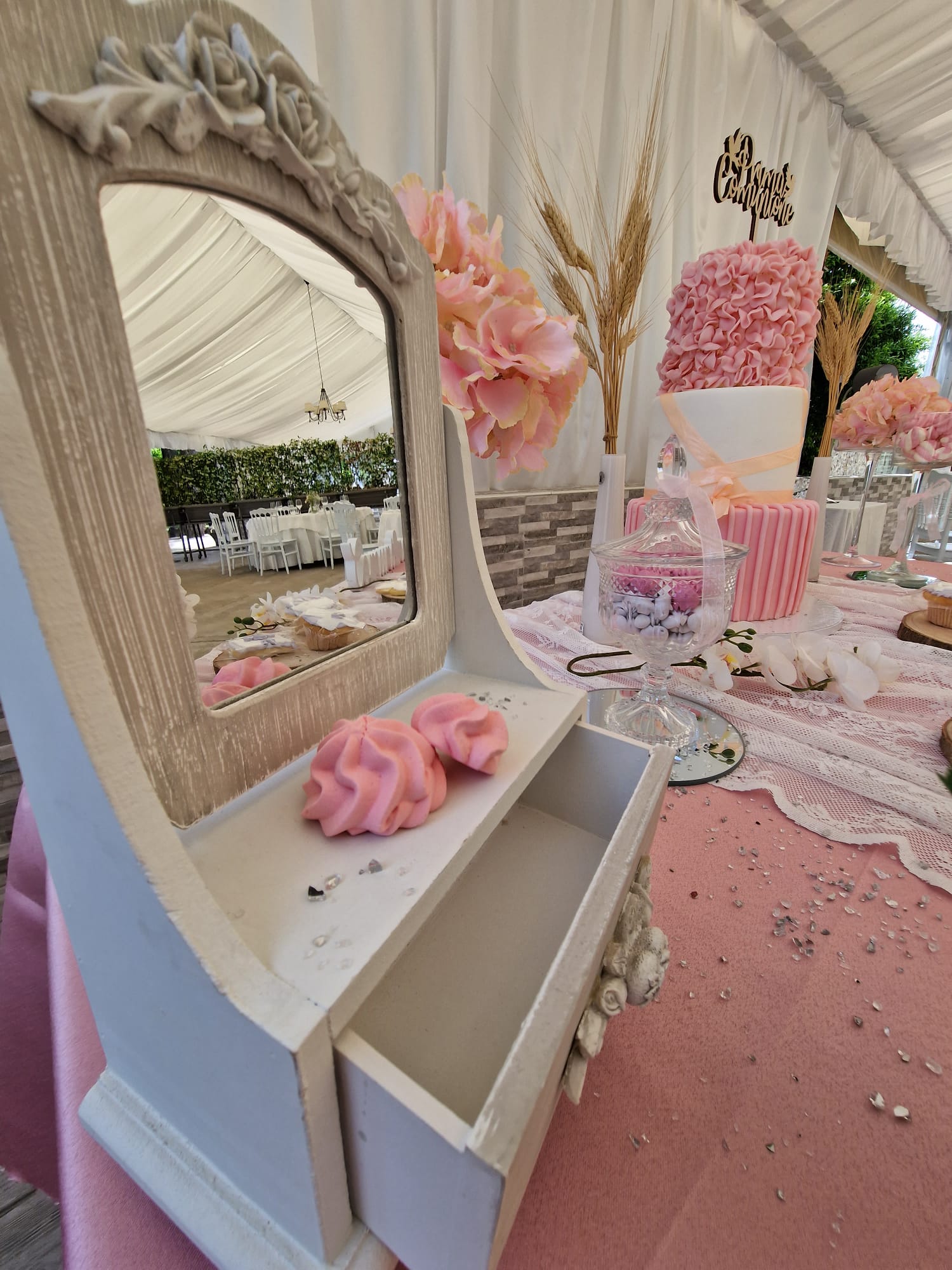 dettaglio di una sala arredata per una prima comunione