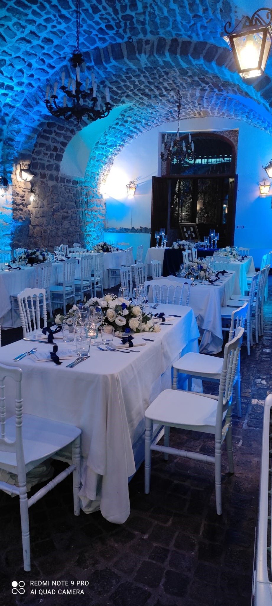 sala con tavoli e sedie allestita per un ricevimento di nozze