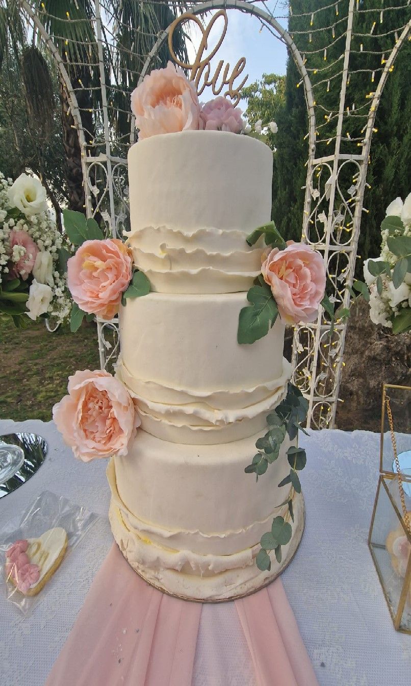torta nuziale decorata con fiori