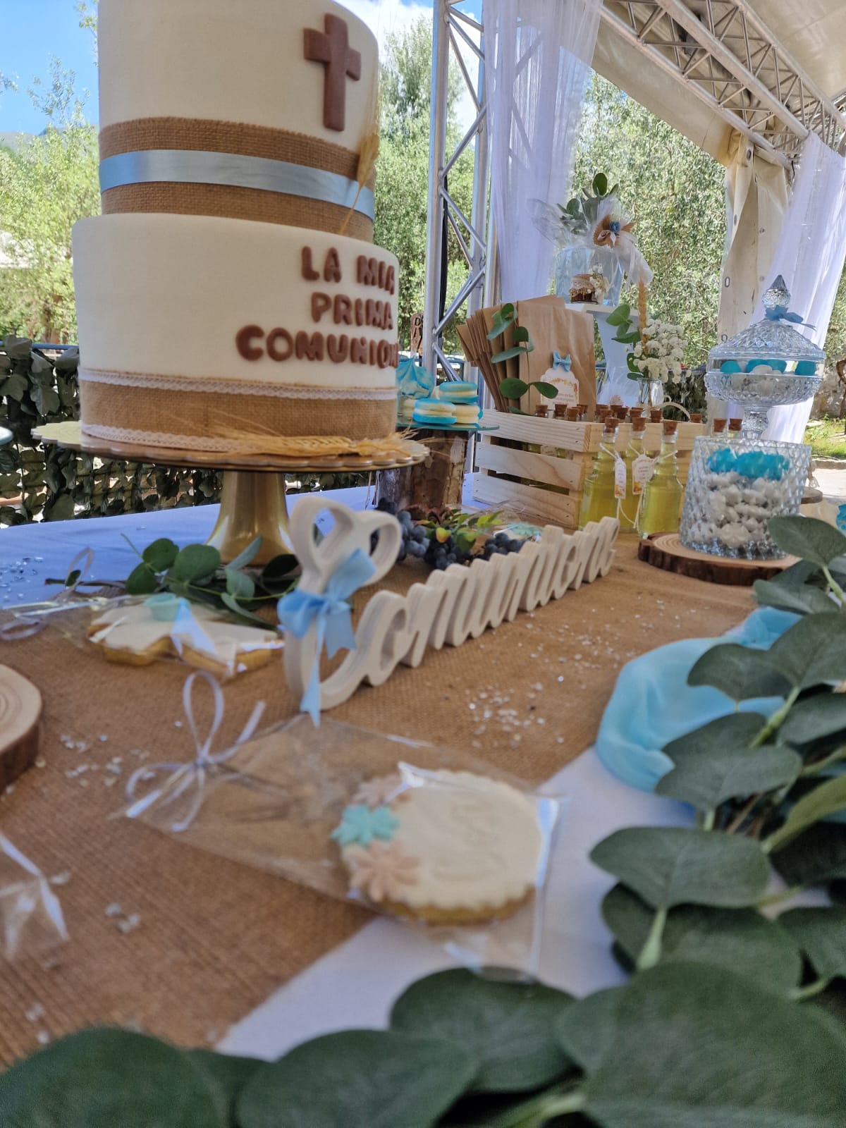 tavolo con una torta e dei biscotti