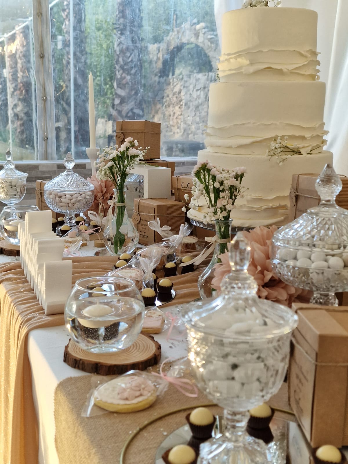 Un tavolo con una torta, dei dolciumi e delle candeline sopra.