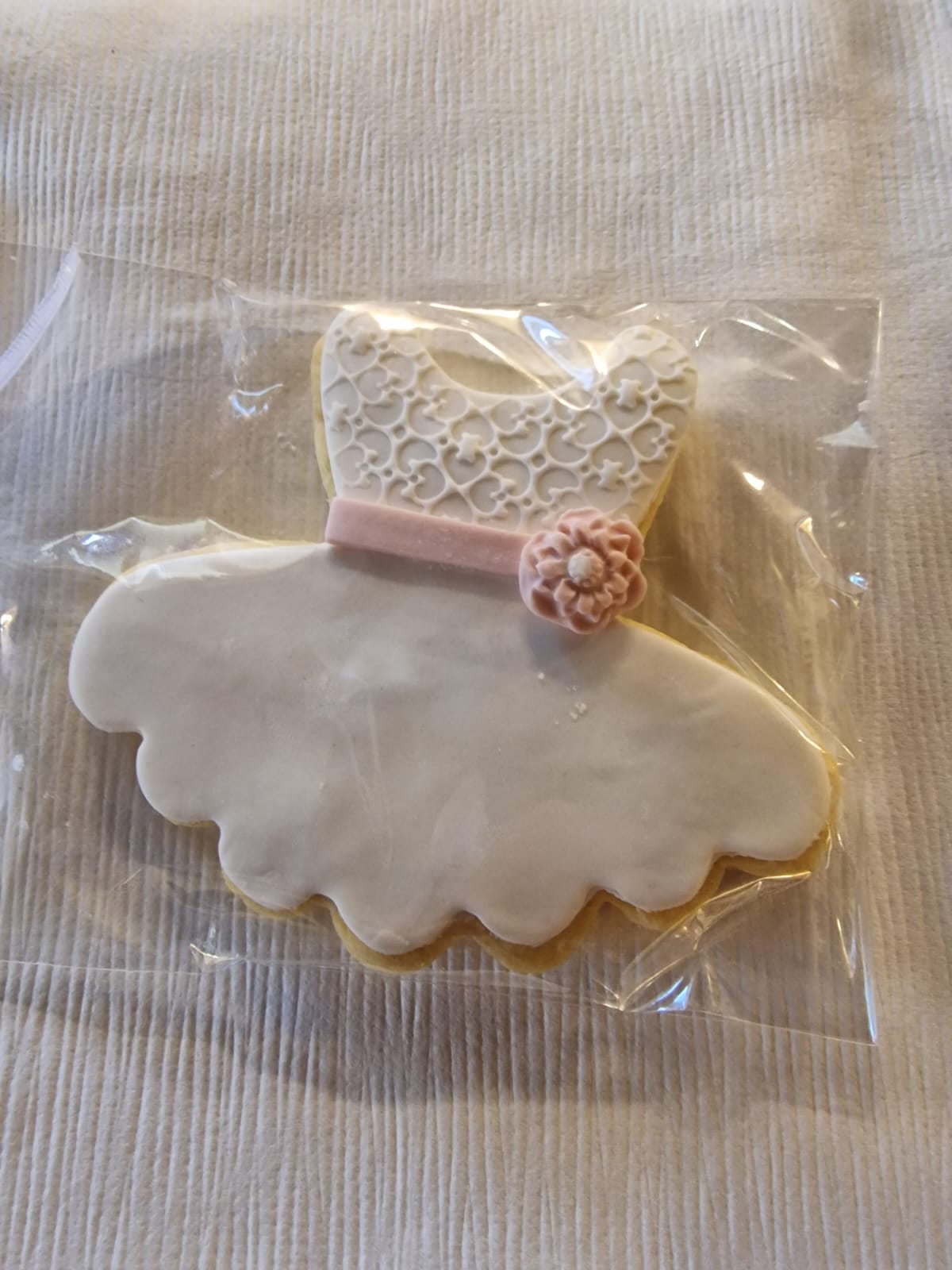 tavolo con una torta e dei palloncini sopra