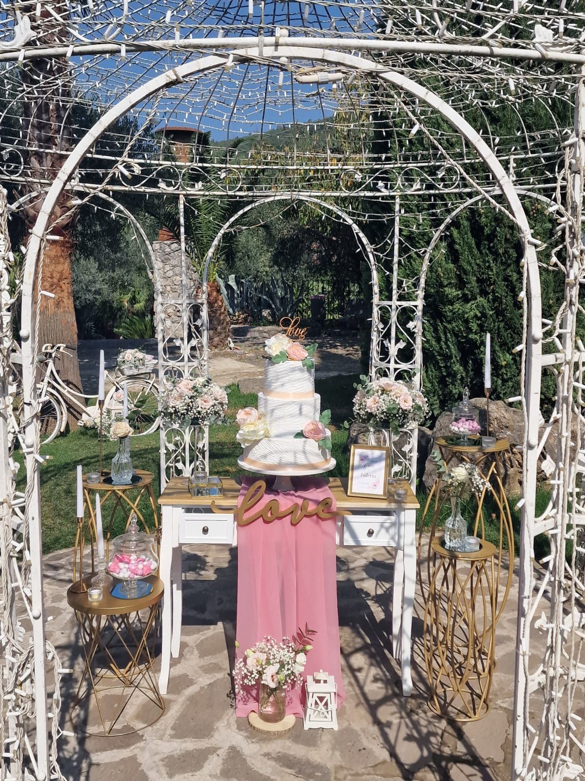 torta nuziale sotto un gazebo