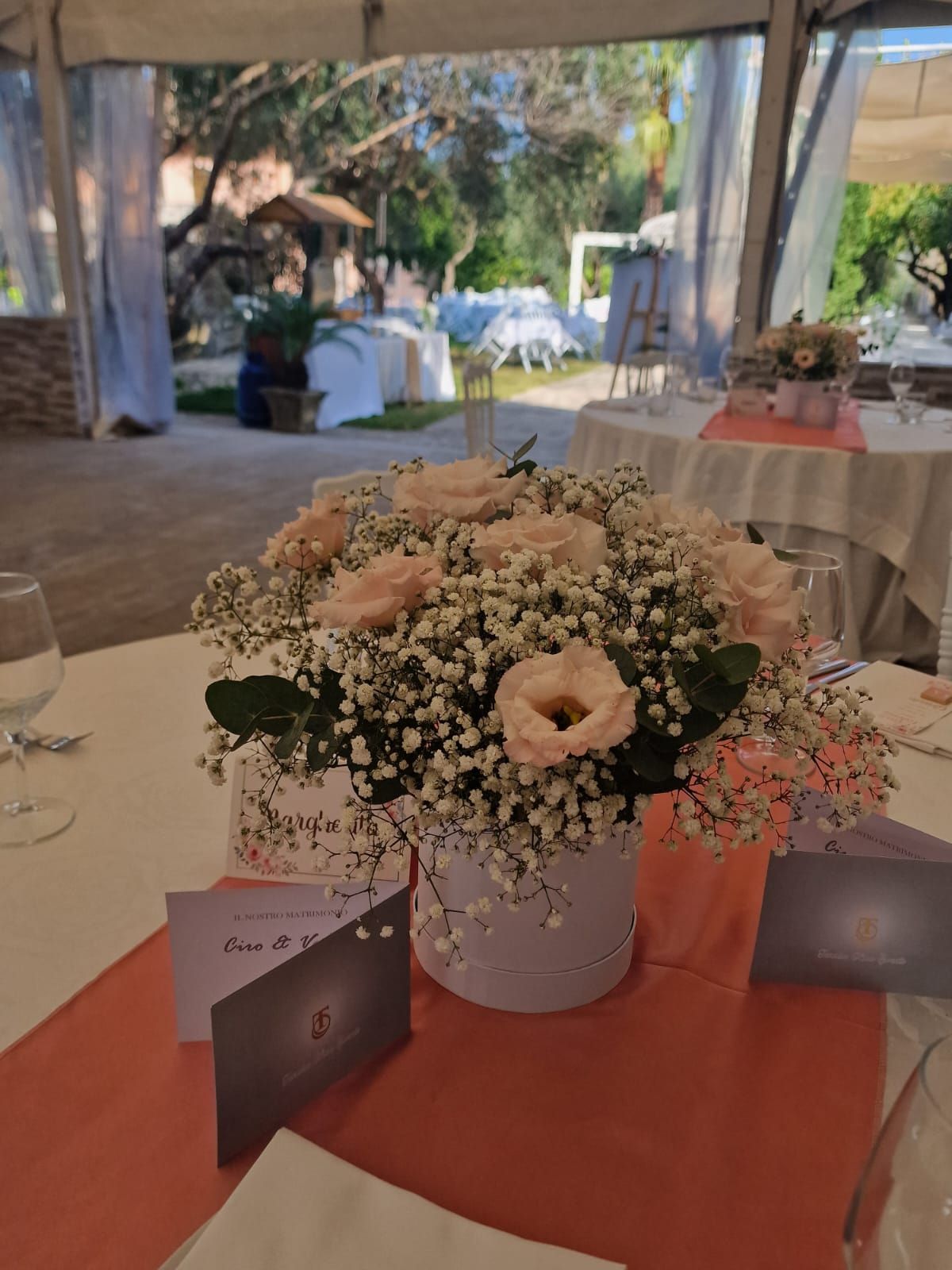 tavolata apparecchiata per una matrimonio