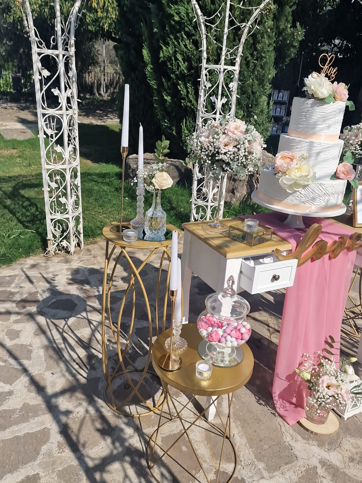 tavolo con una torta sopra e delle candeline