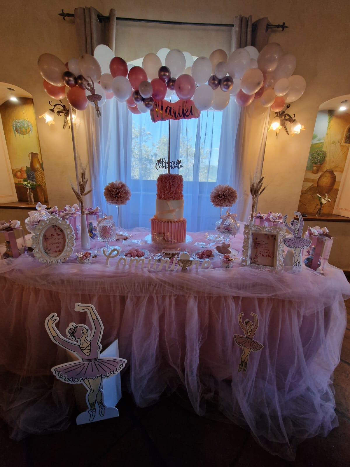 tavolata apparecchiata per una prima comunione