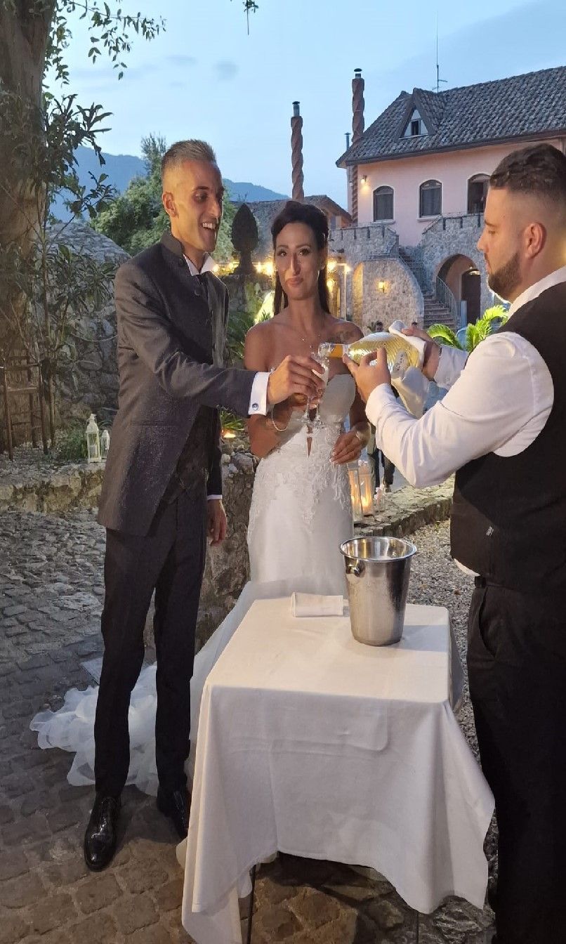 sposi brindano con champagne al loro ricevimento di nozze