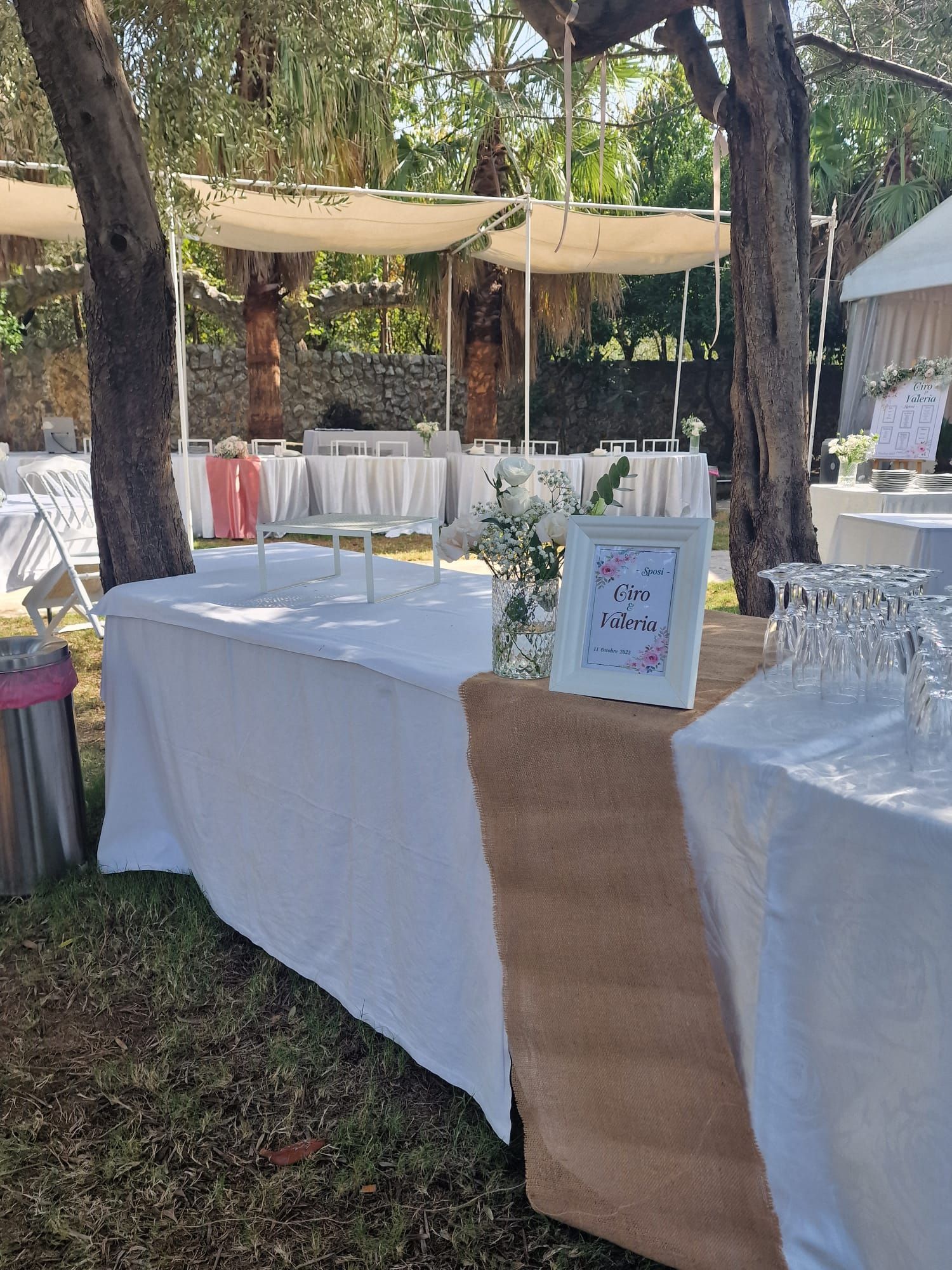 tavolo con una tovaglia bianca e una cornice sopra