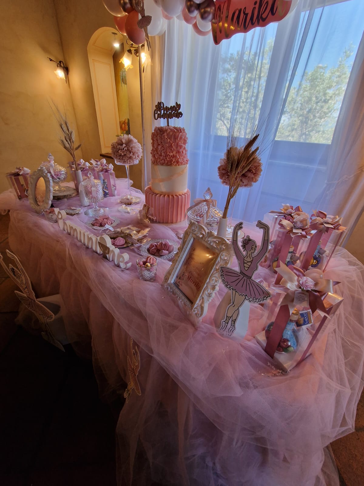 tavolo decorato per una festa di compleanno