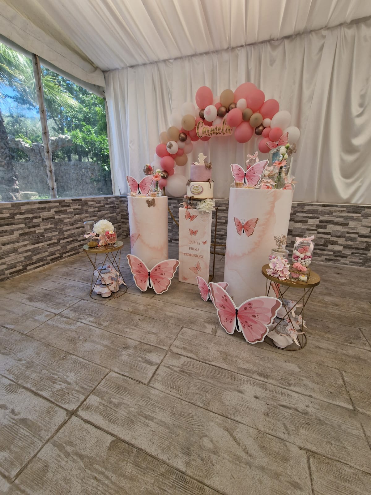 stanza con un sacco di palloncini e farfalle sul pavimento