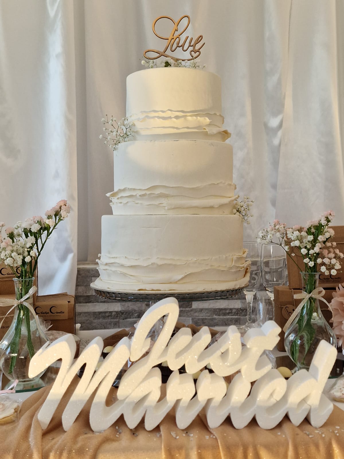 torta nuziale è appoggiata su un tavolo accanto