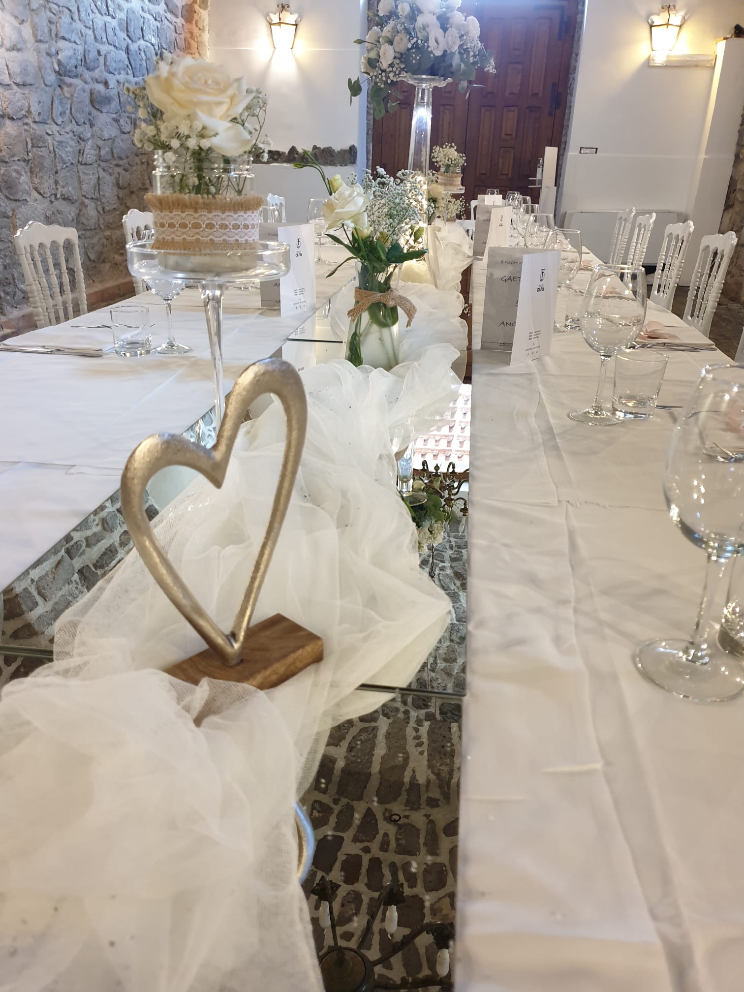 lungo tavolo con una decorazione a forma di cuore