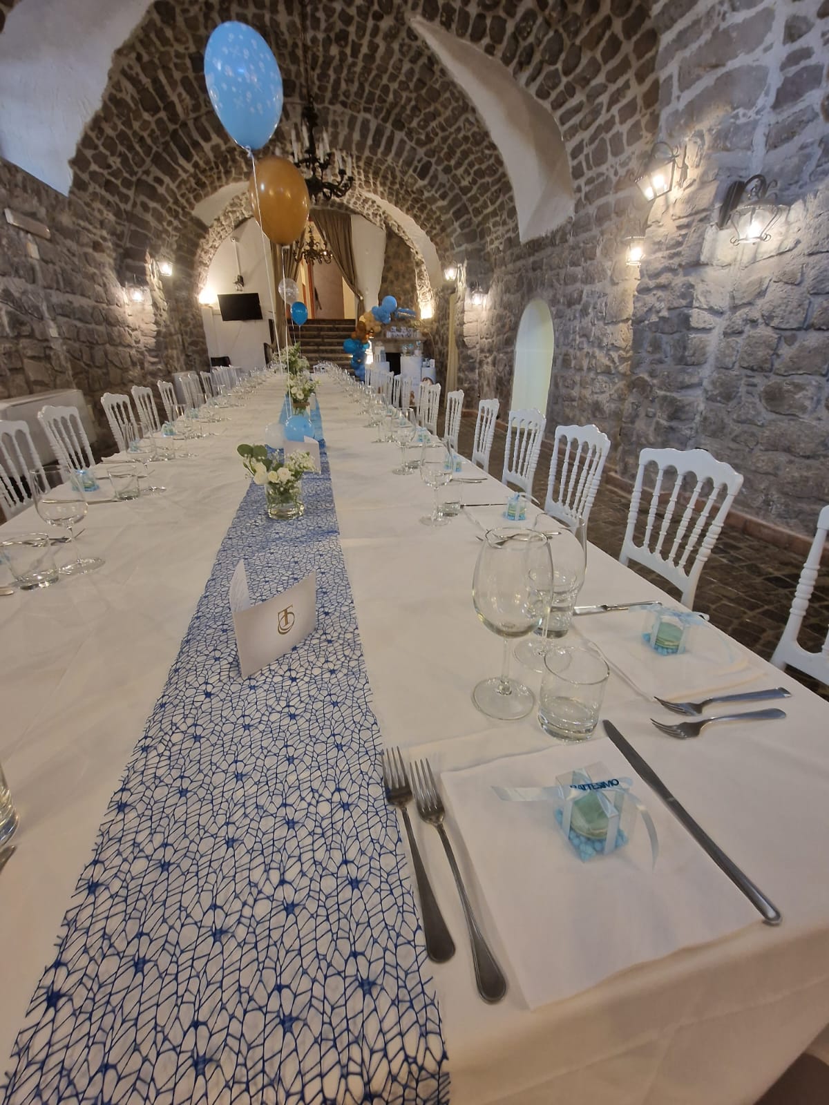 tavolo allestito per un battesimo presso la Tenuta Olivia