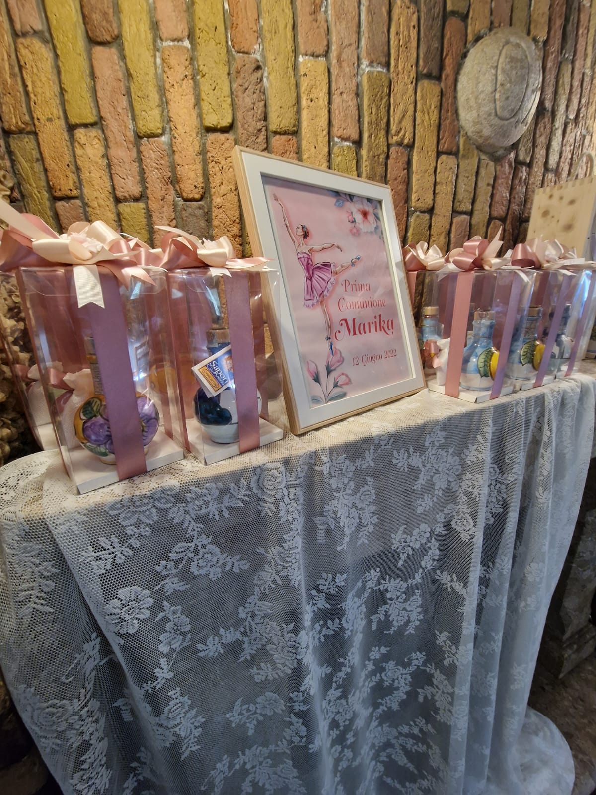 tavolo dei regali e una foto sopra