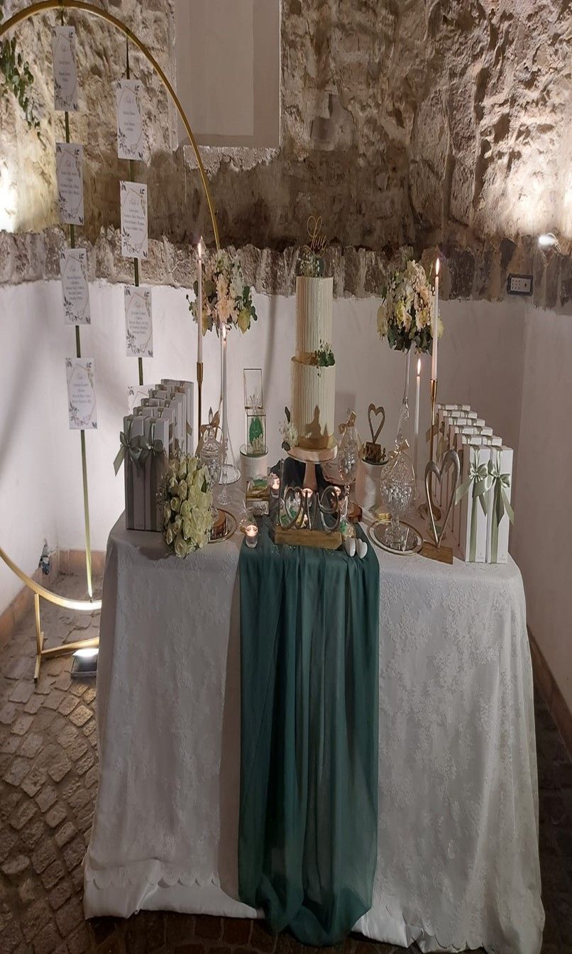 tavolo decorato per un ricevimento di nozze