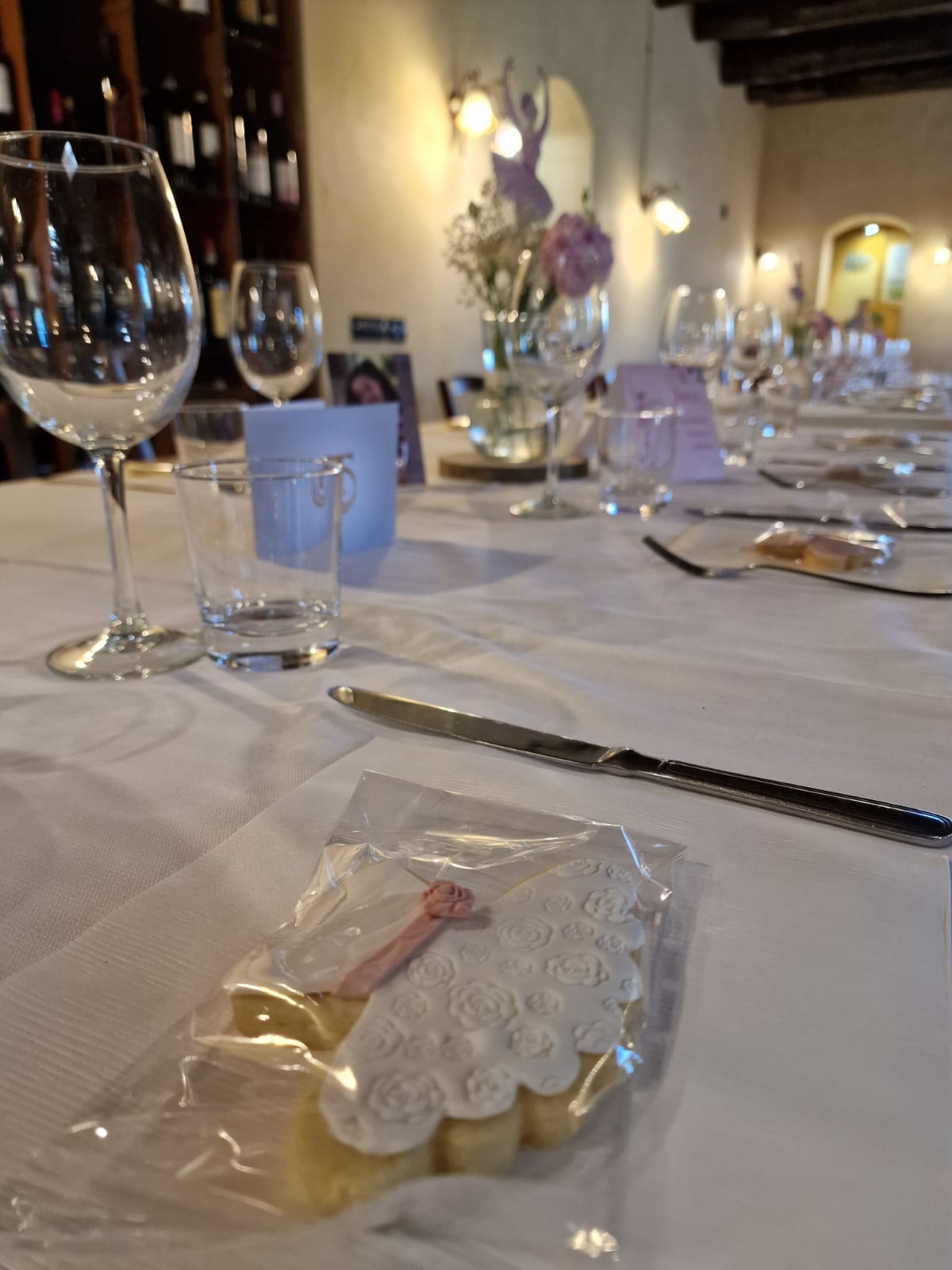 tavola apparecchiata con bicchieri e calici