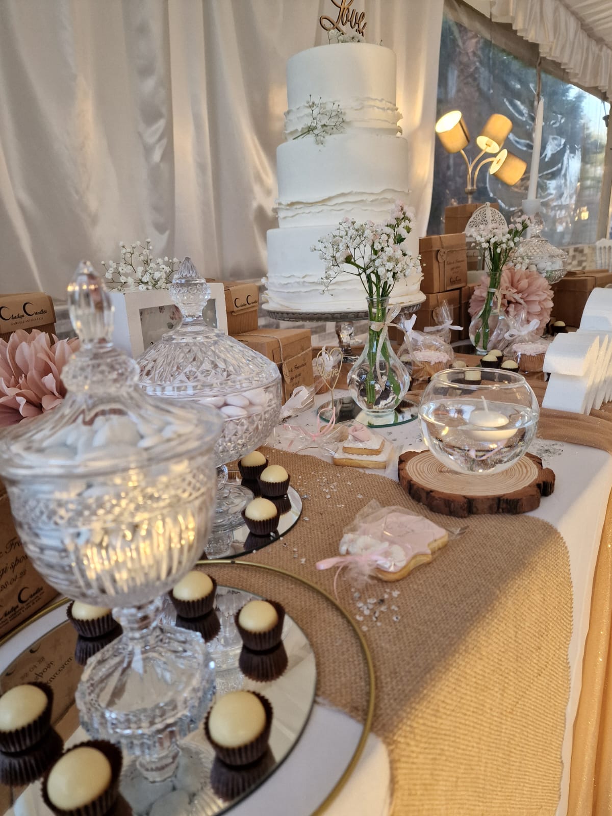 Un tavolo con una torta e delle candeline sopra