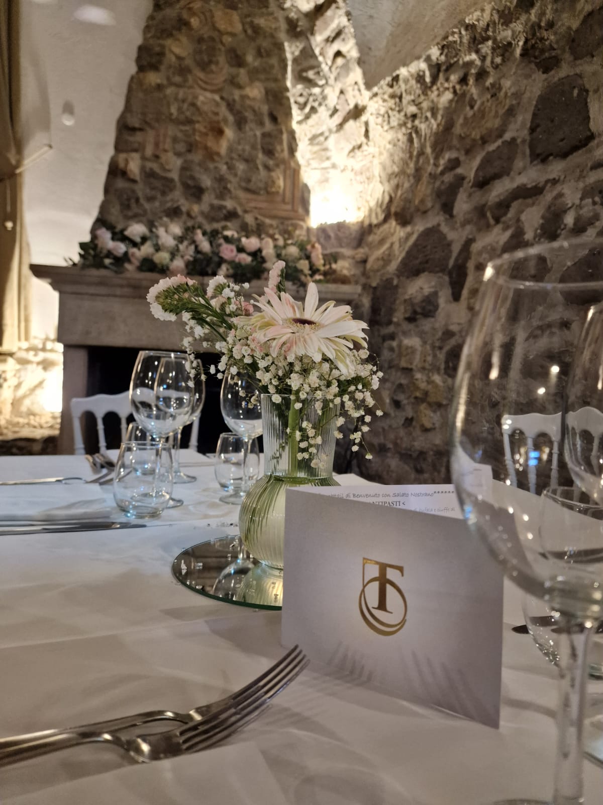 tavolo apparecchiato per un ricevimento di nozze