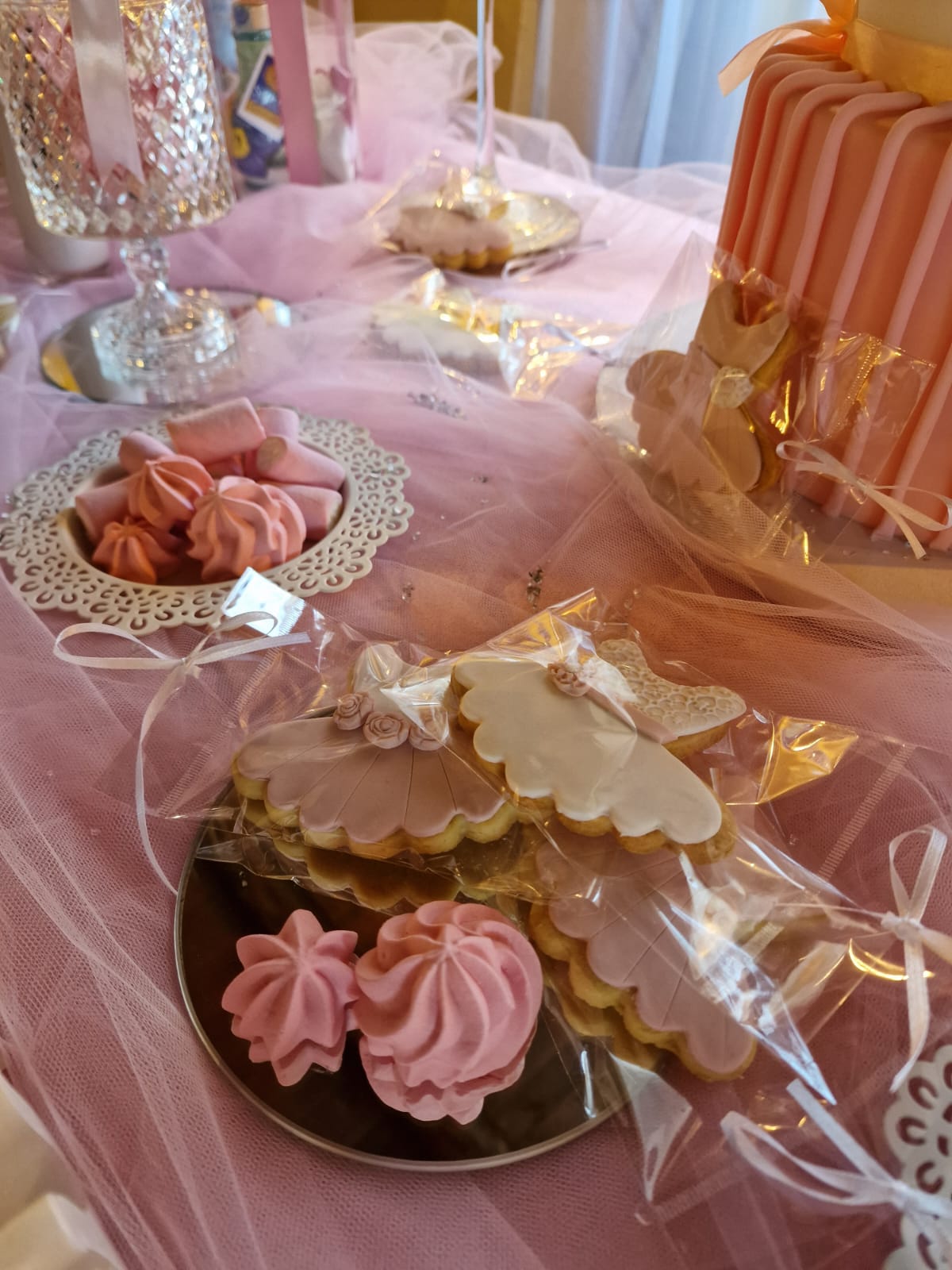 tavolo con una torta e dei biscotti sopra