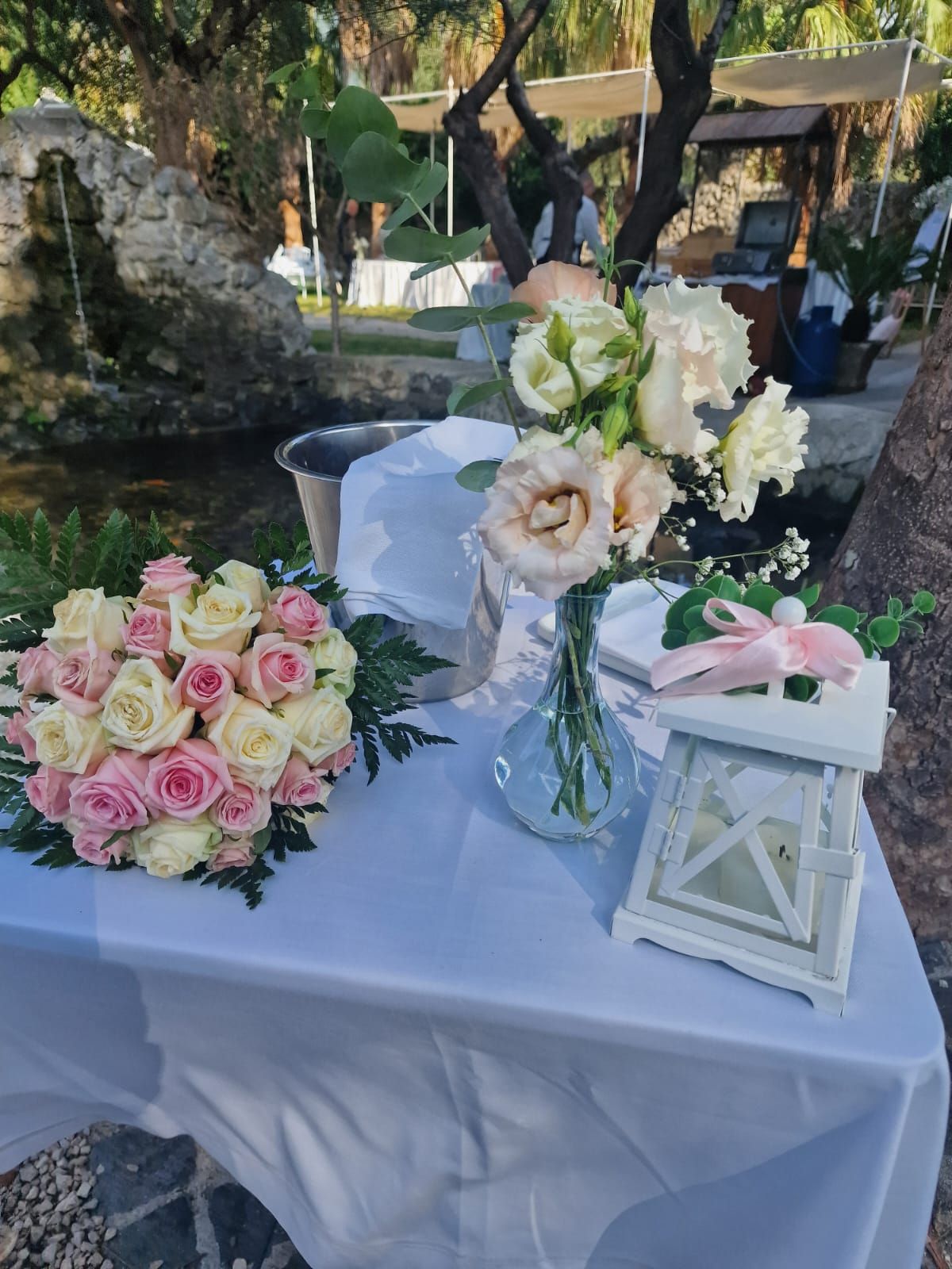 tavolo con fiori e una lanterna sopra