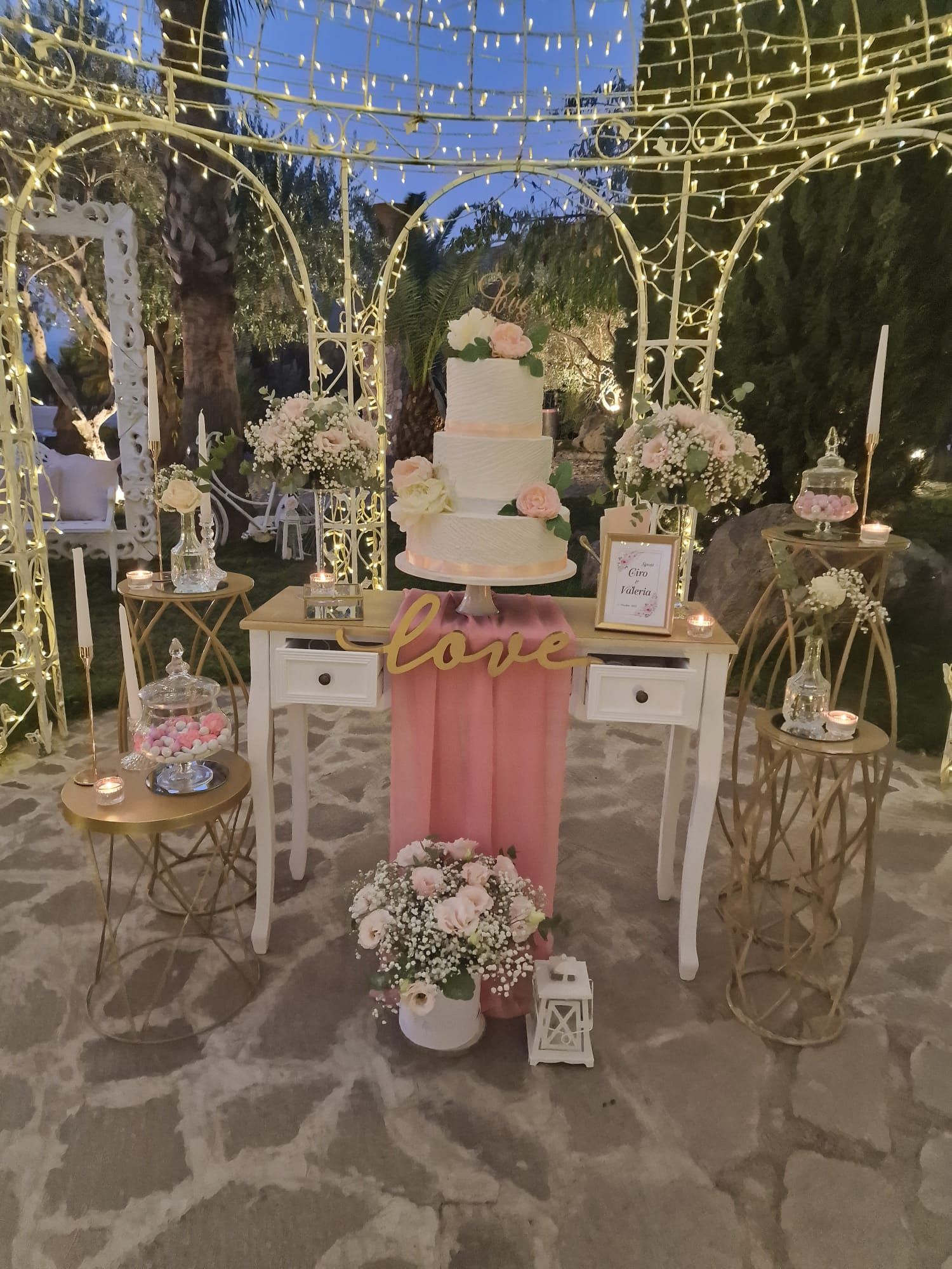 tavolo con una torta di nozze sopra