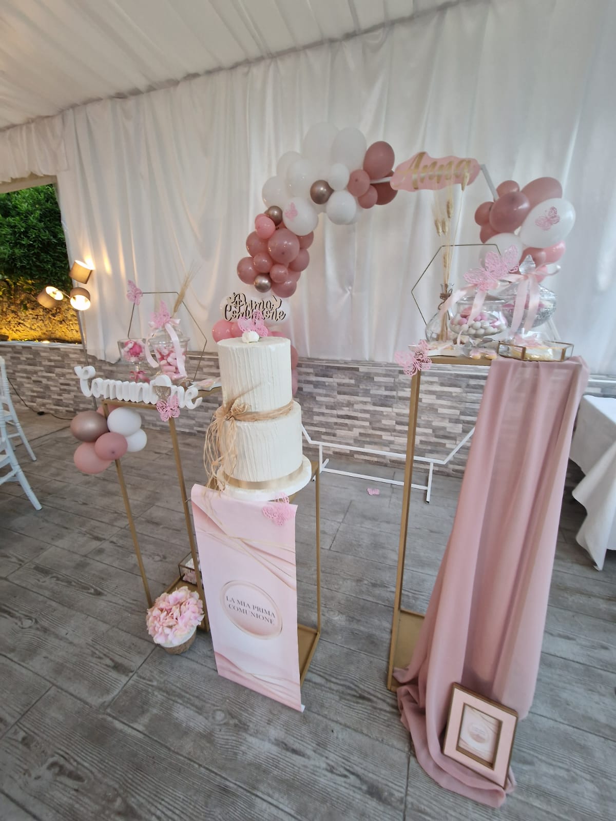 torta con decorazioni rosa