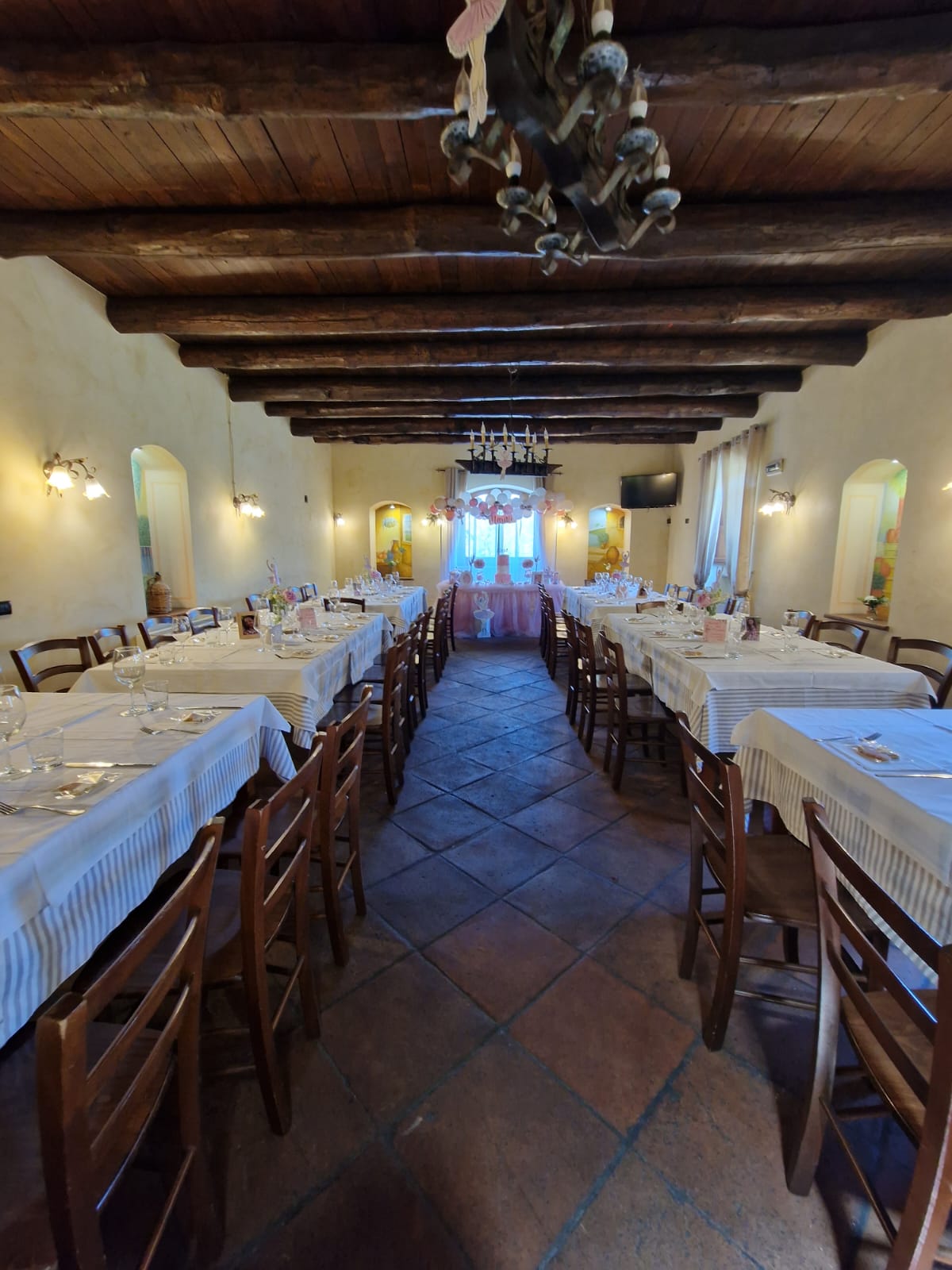 sala da pranzo con tavoli e sedie