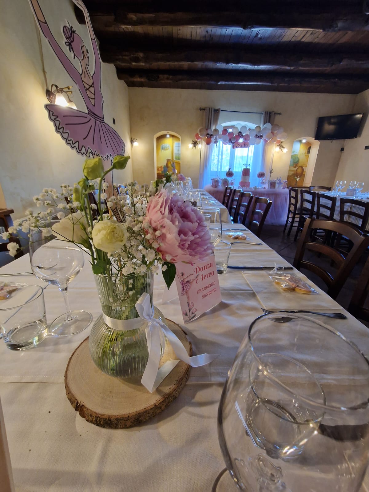 lungo tavolo con sopra un vaso di fiori