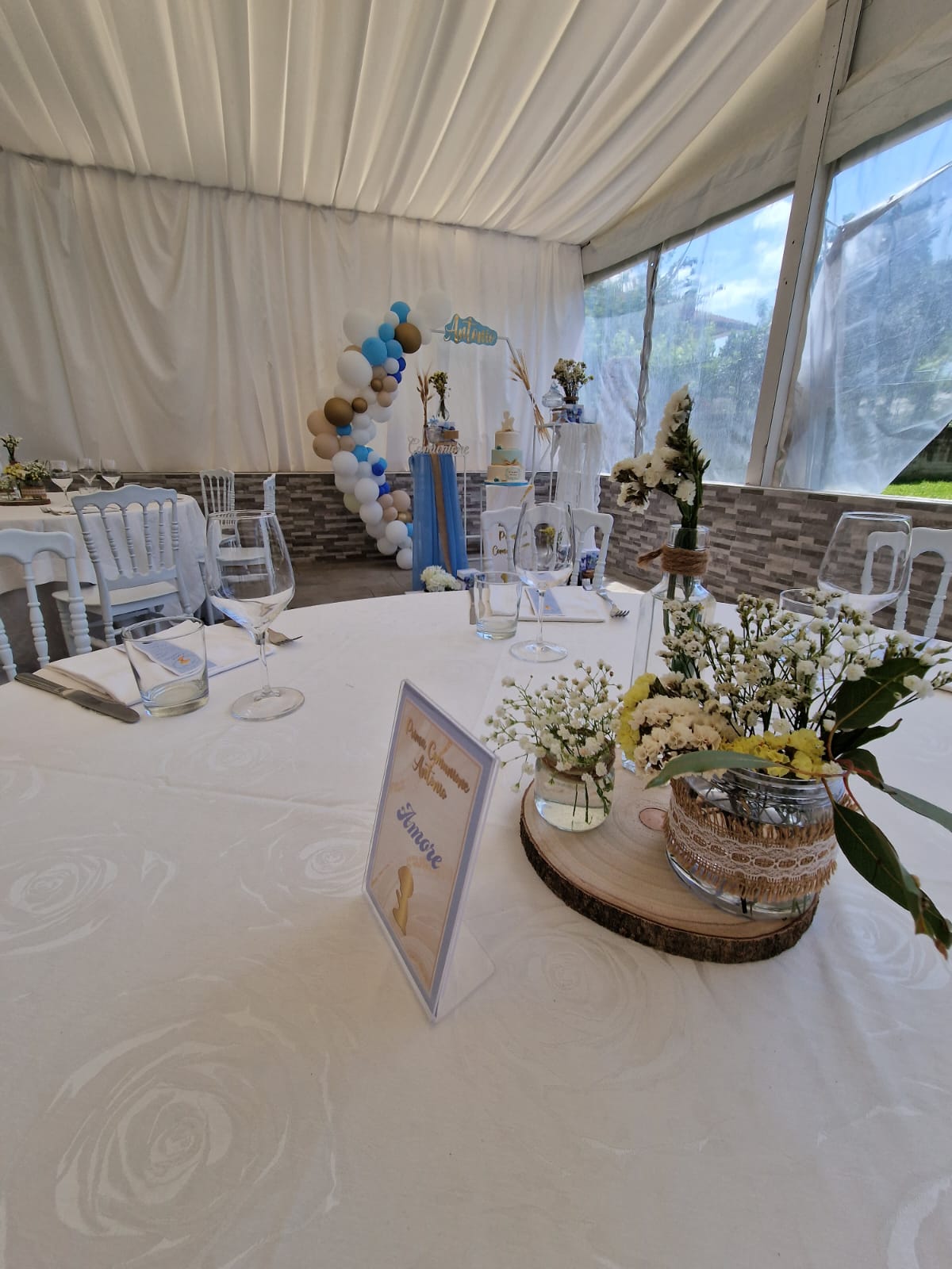 tavolo con fiori e palloncini sopra in una tenda