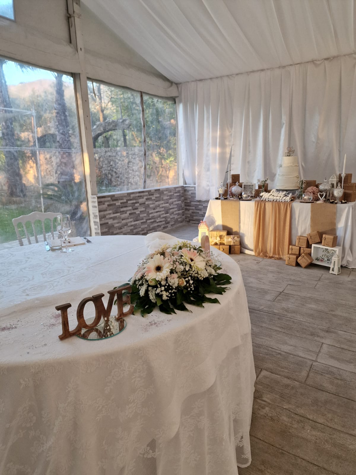 tavolo con dei fiori e un cartello d'amore sopra