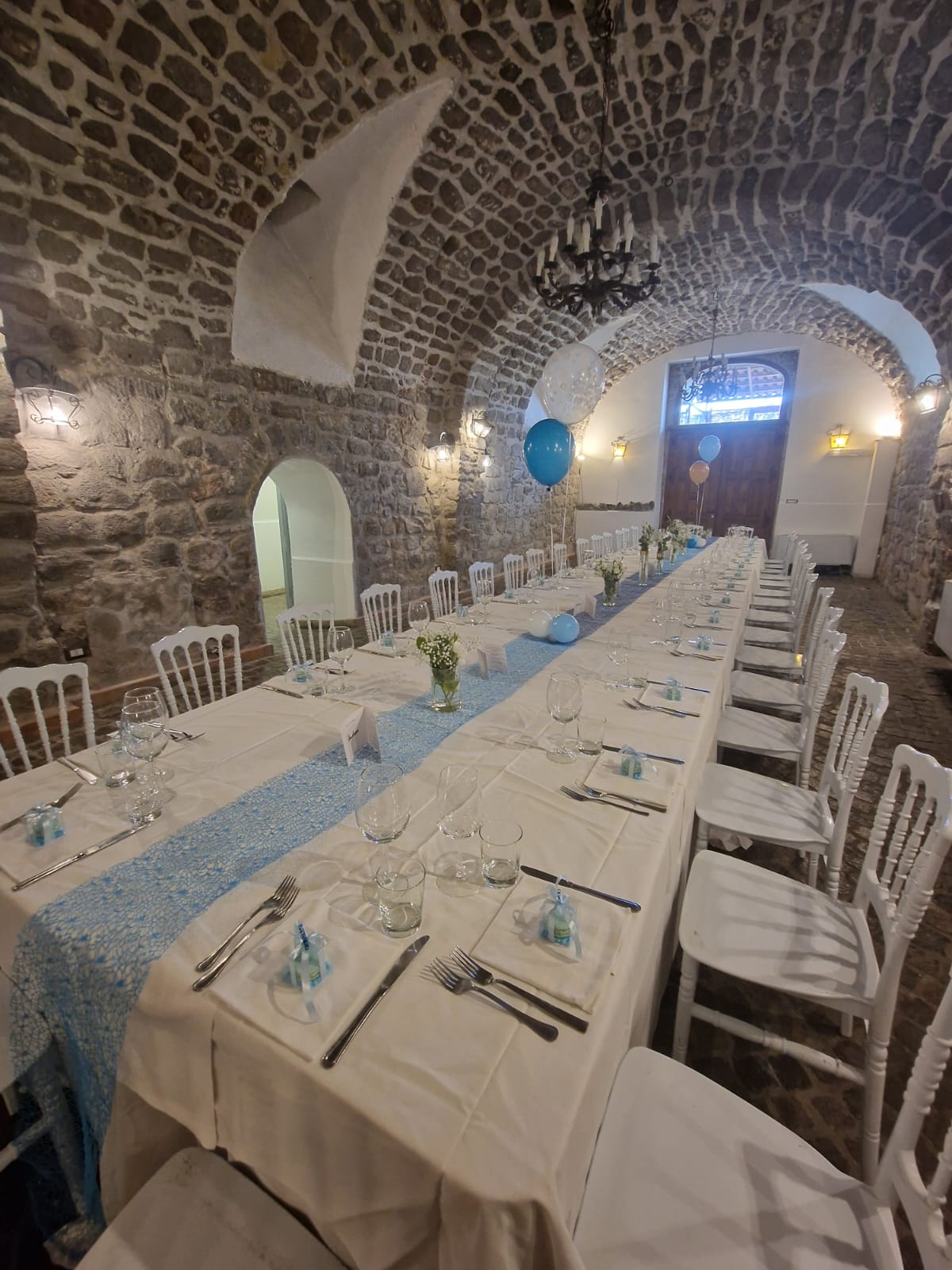 tavolo allestito per il battesimo di un bambino