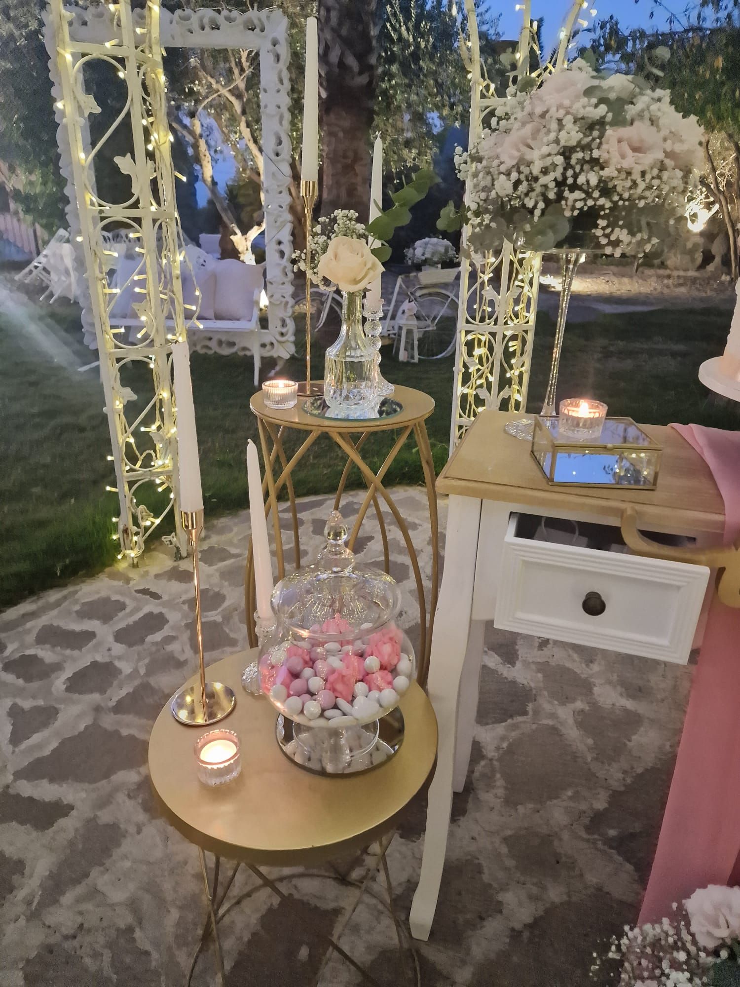 tavolo con una ciotola di caramelle e candele sopra